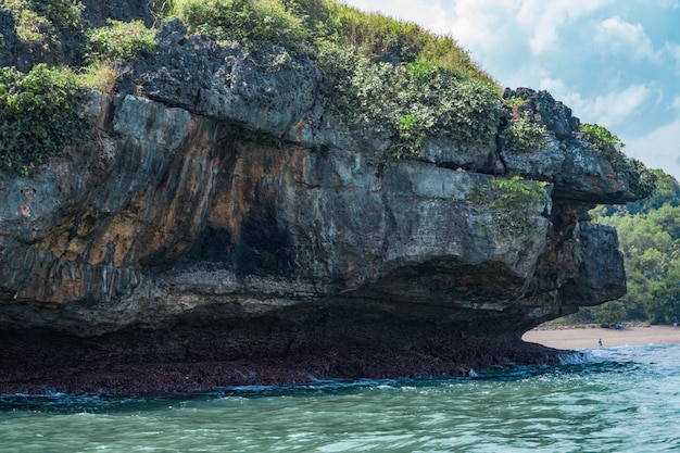 움직이는 배에서 찍은 Tanjung Kasap 또는 Cape Kasap Pacitan Indonesia 근처 바다의 암석