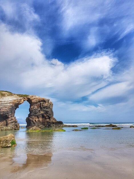 写真 空に向かってビーチの岩の形成