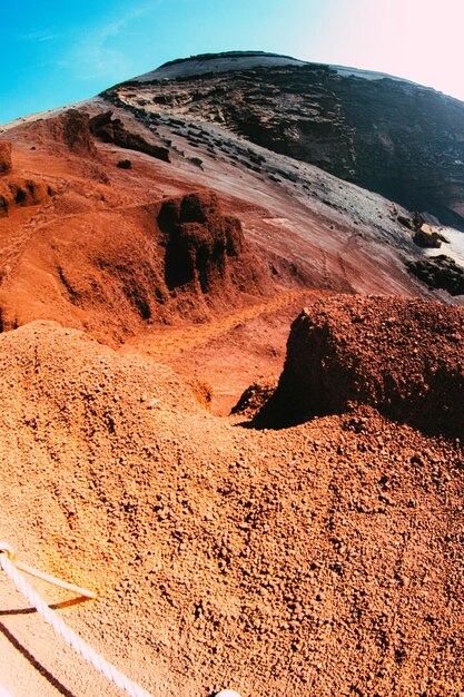 写真 空の反対側にある陸上の岩の形成