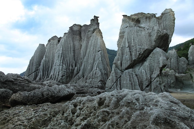 写真 空の反対側にある陸上の岩の形成