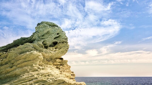 写真 空と対照的に海上の岩の形成