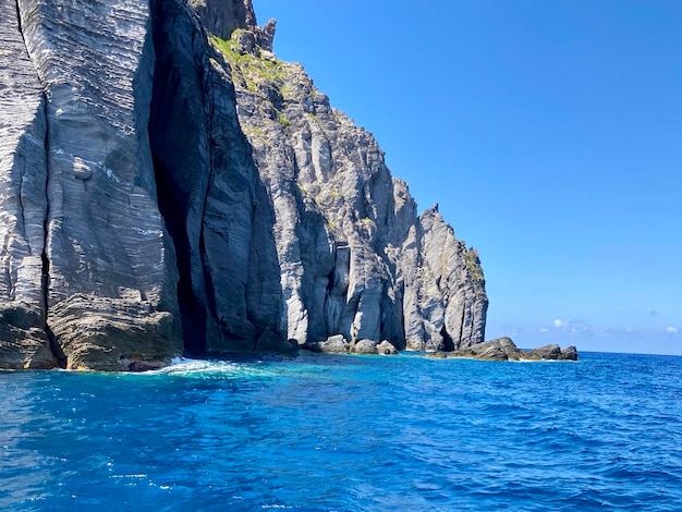 Foto formazione rocciosa in mare contro il cielo blu