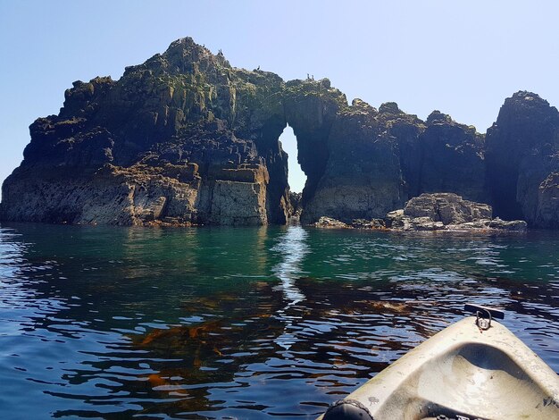 Foto formazione rocciosa in mare contro un cielo limpido