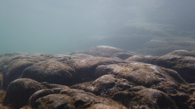 Photo rock formation in sea against sky