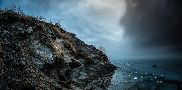 Foto formazione rocciosa in mare contro il cielo