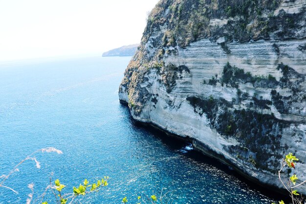 Foto formazione rocciosa in mare contro il cielo