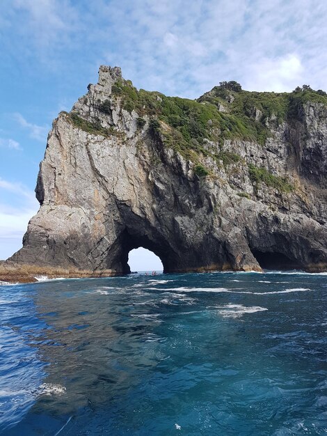 Photo rock formation in sea against sky