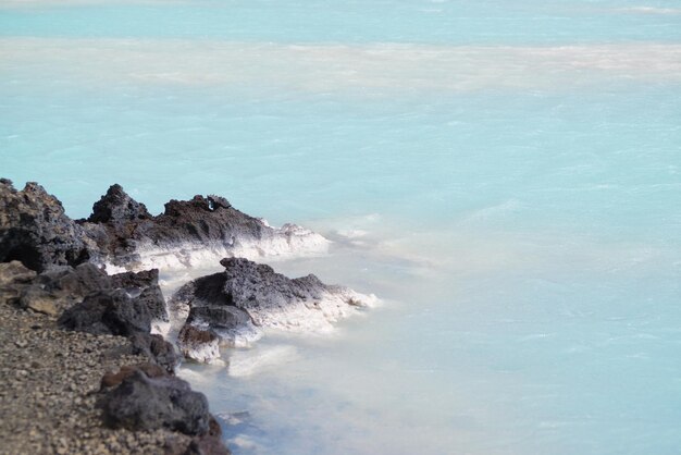 Photo rock formation in sea against sky