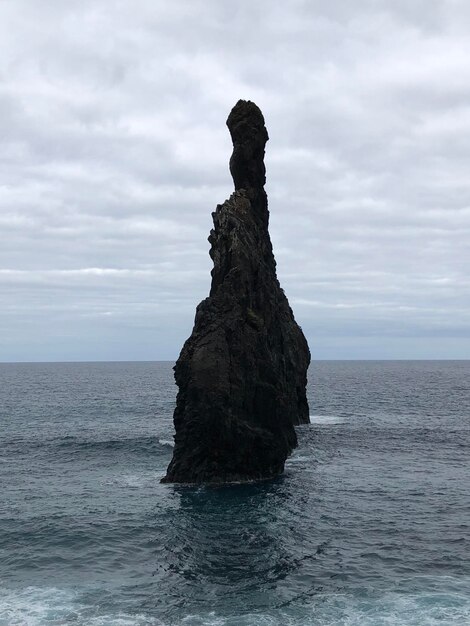 Foto formazione rocciosa in mare contro il cielo