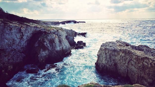 Photo rock formation in sea against sky