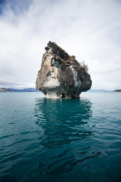 Photo rock formation in sea against sky