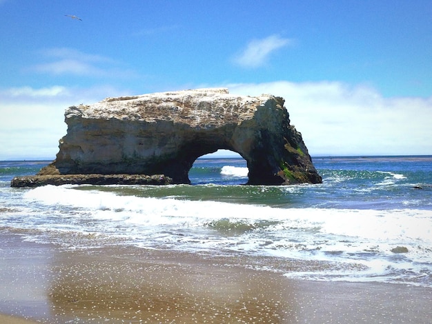 Photo rock formation in sea at natural bridges state beach