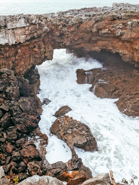 Foto formazione rocciosa sulla riva del mare