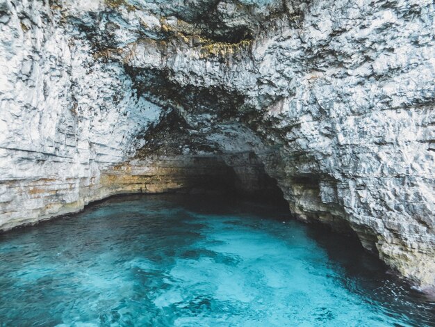 Photo rock formation in sea