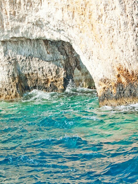 Foto formazione rocciosa in mare