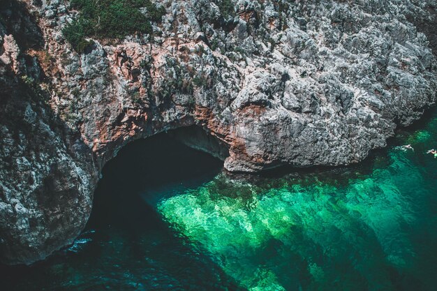 Photo rock formation in sea