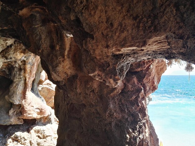 Photo rock formation in sea