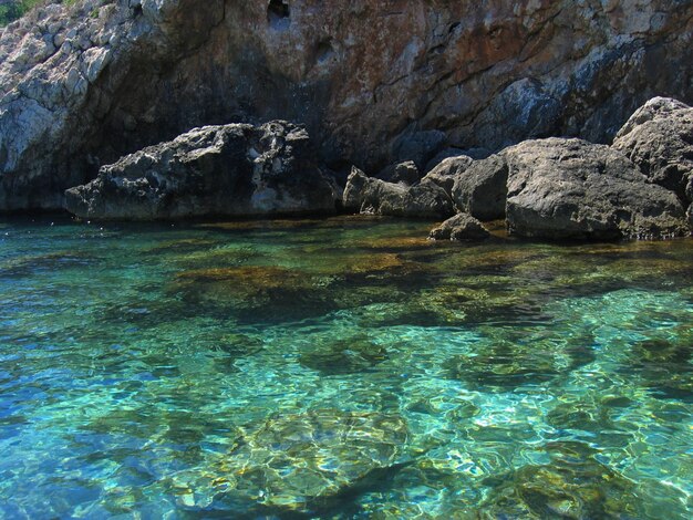 Foto formazione rocciosa nel mare turchese