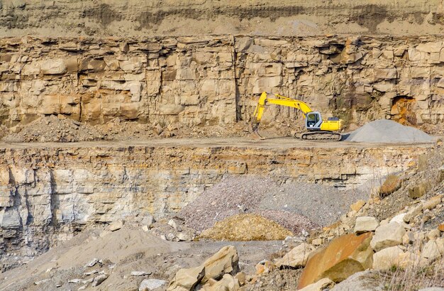 Photo rock formation with bucket excavator