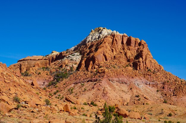 写真 澄んだ青い空の背景にある岩の形成