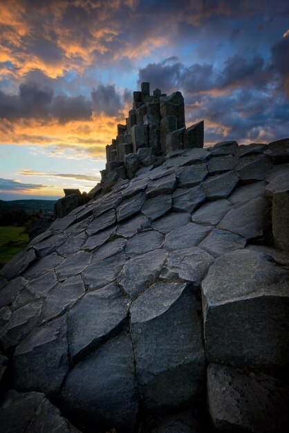 Photo rock formations against cloudy sky during sunset