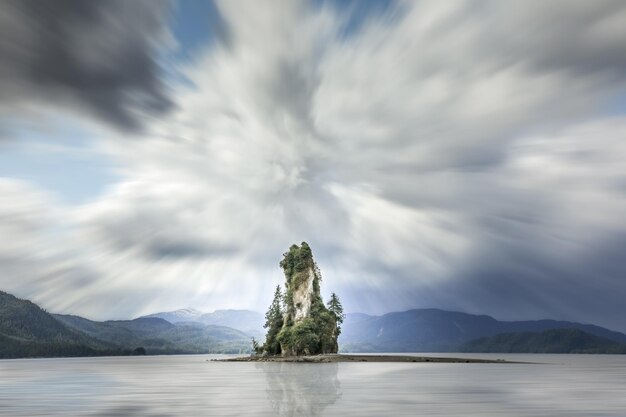 Photo rock formations amidst sea against cloudy sky