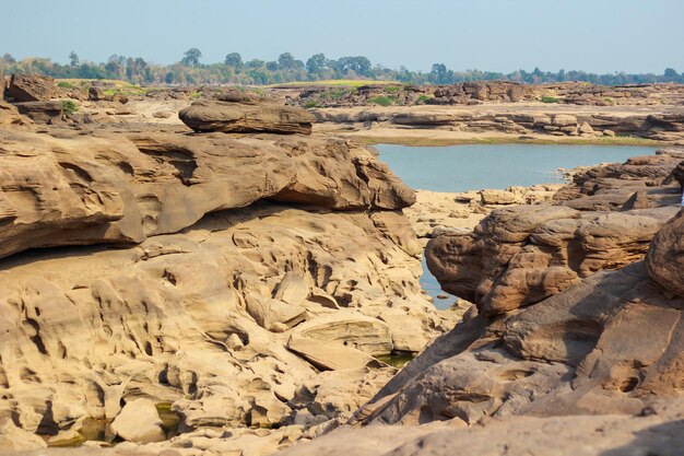 Photo rock formations on beach against clear sky