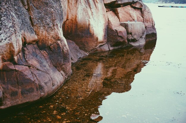 Foto formazioni rocciose per lago