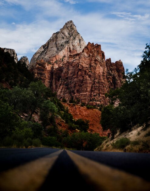 Photo rock formations by road against sky