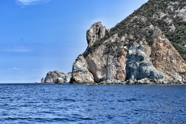 Foto formazioni rocciose sul mare contro il cielo blu
