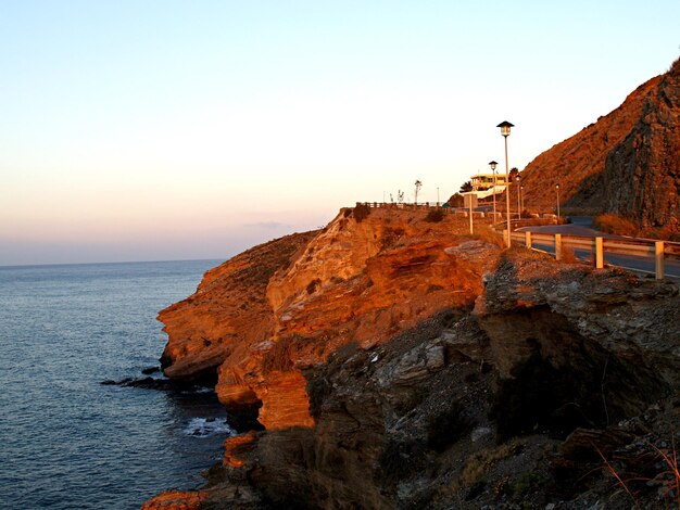 Photo rock formations by sea against clear sky