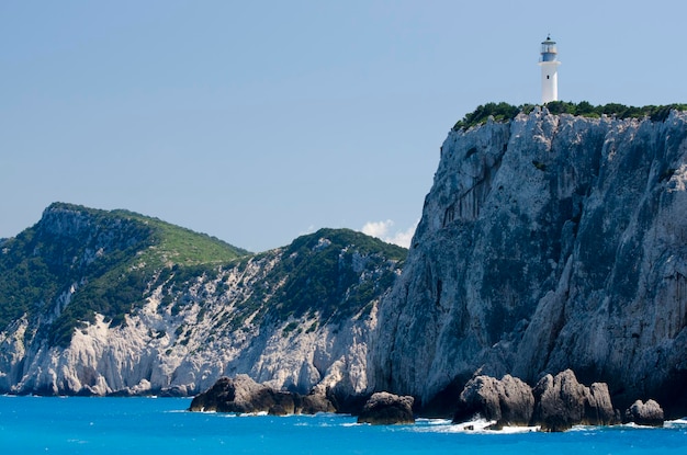 Foto formazioni rocciose sul mare contro un cielo limpido