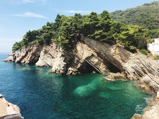 Foto formazioni rocciose sul mare contro il cielo