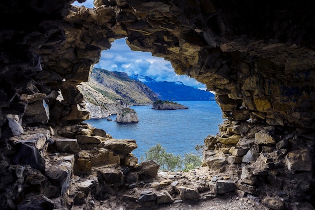 Foto formazioni rocciose dal mare contro il cielo