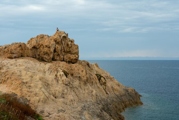 Photo rock formations by sea against sky