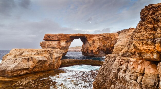 Photo rock formations by sea against sky