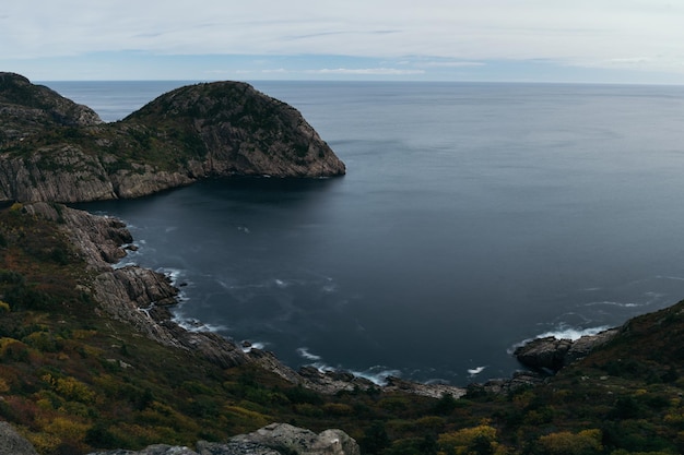 Каменные образования на море на фоне неба