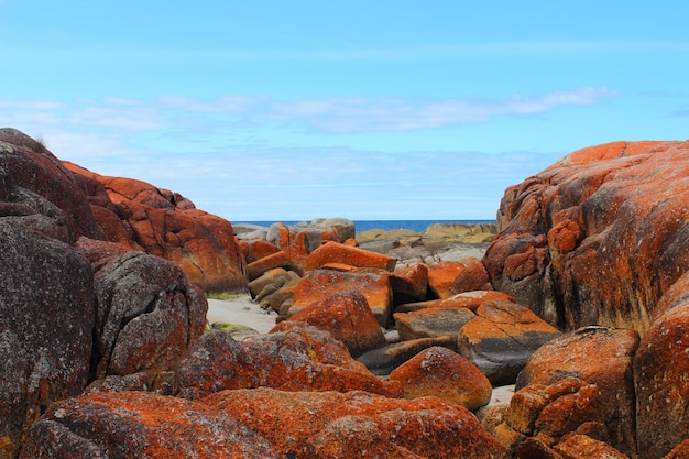 Photo rock formations by sea against sky