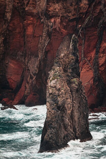 Foto formazioni rocciose in mare