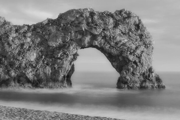 Photo rock formations at calm sea