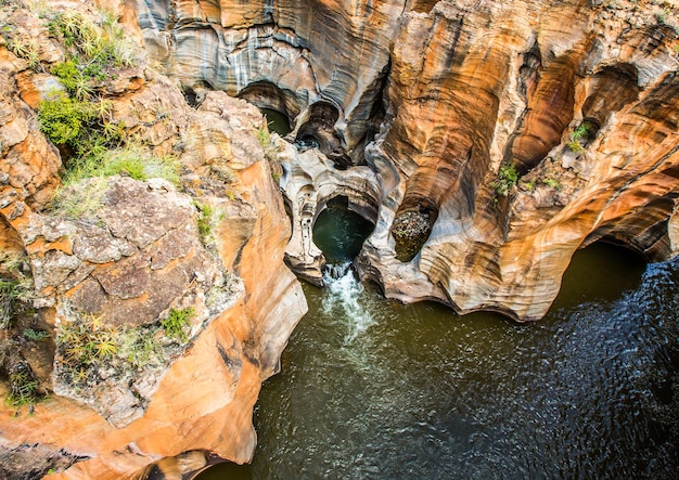 Foto formazioni rocciose in una grotta