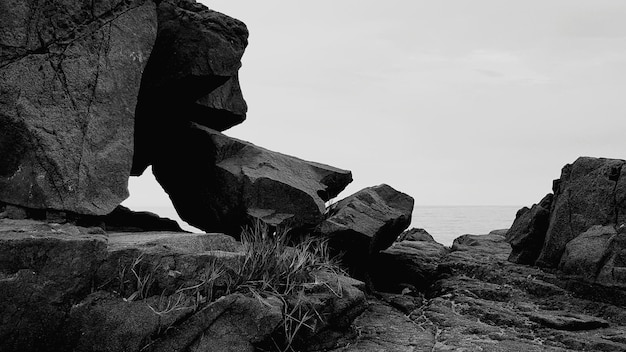 Foto formazioni rocciose sulla costa