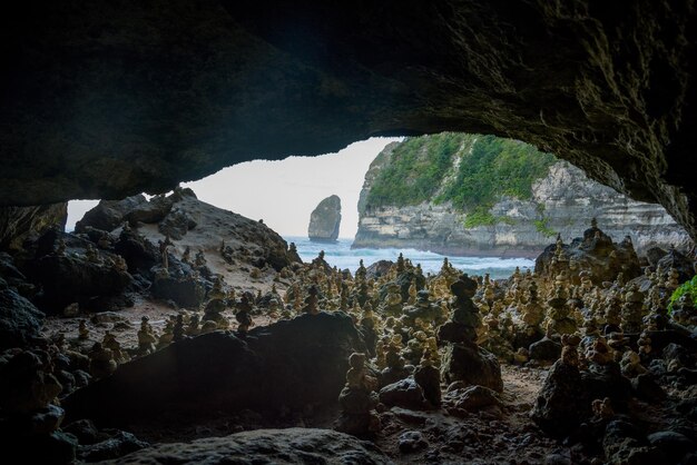 写真 洞窟の岩層