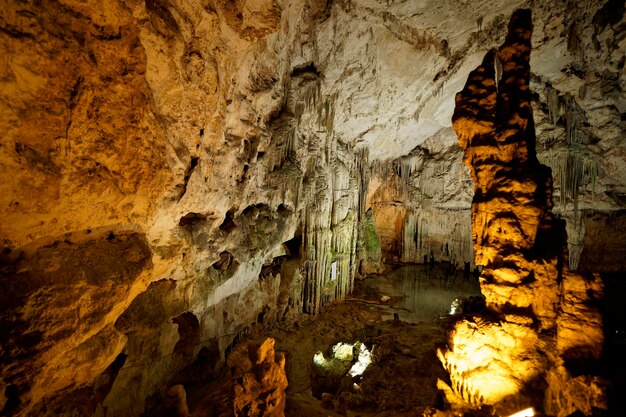 Фото Каменные образования в пещере