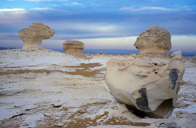 Фото Каменные образования в пустыне на фоне неба