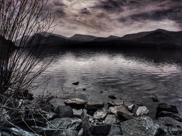 Foto formazioni rocciose nel lago