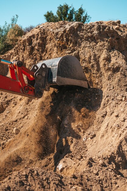 Foto formazioni rocciose sulla terraferma contro la montagna