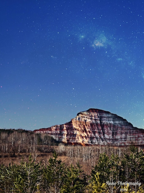 Foto formazioni rocciose sul paesaggio contro il cielo blu