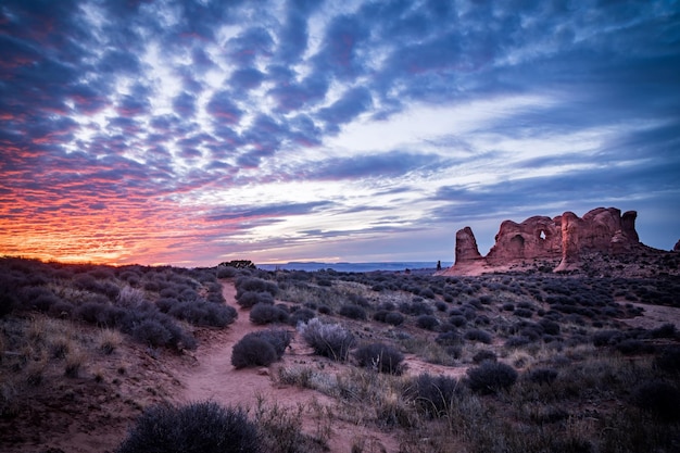 Photo rock formations on landscape against cloudy sky