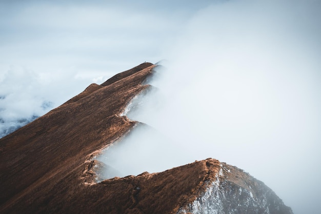 天空を背景に山の岩の形成